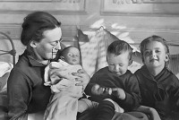 Jeļizaveta Skobcova ar bērniem